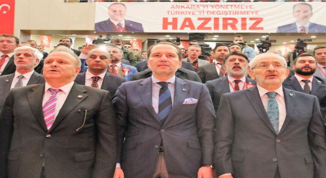 Fatih Erbakan, partisinin il başkanlığı toplantısında partililerle buluştu