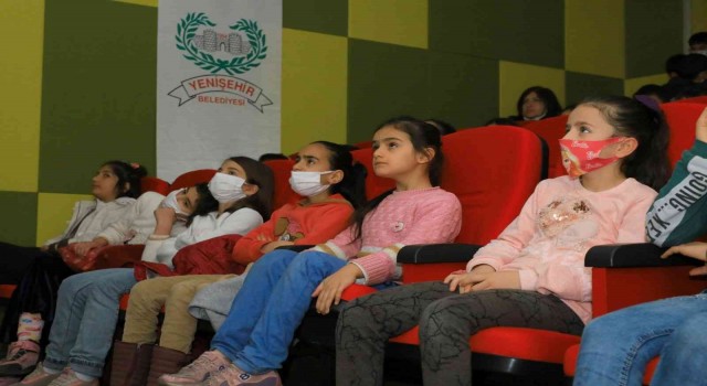 Yenişehir Belediyesinin çocuklara sinema şenliği sürüyor