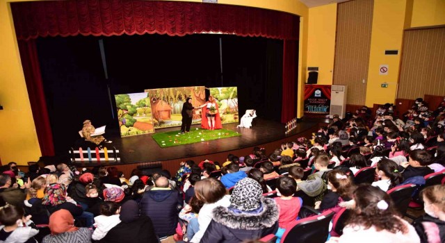 Yıldırımda yüzlerce çocuk tiyatroyla buluştu