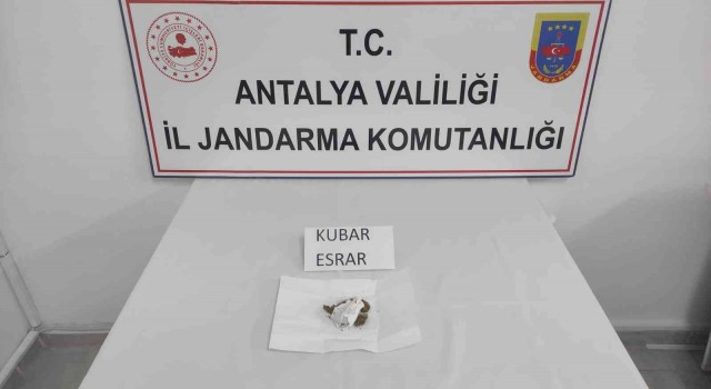 Yolcu otobüsünde esrar taşıyan şahıs, kimlik kontrolünde yakayı ele verdi