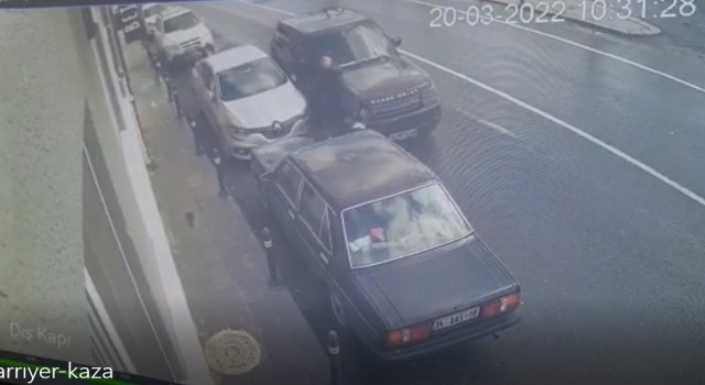 Yolda yürüyen adama cip çarptı: Kaza anı kamerada