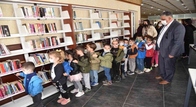 Yunusemrede minikler kütüphane ile tanıştı