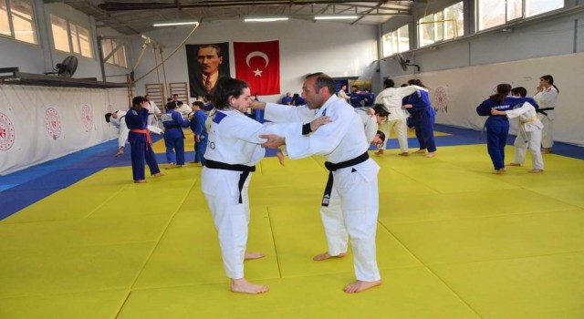 Yunusemrenin şampiyon kızı bir ayda 3 madalya kazandı