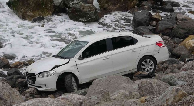 Zonguldakta otomobil sahil kenarına uçtu: 1 yaralı