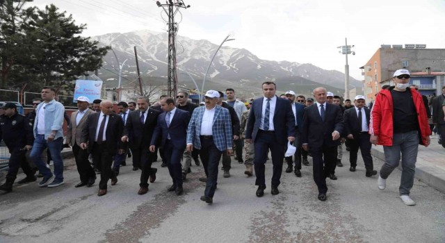 1. Akdamar Adası Badem Çiçeği Festivali kortej yürüyüşüyle başladı
