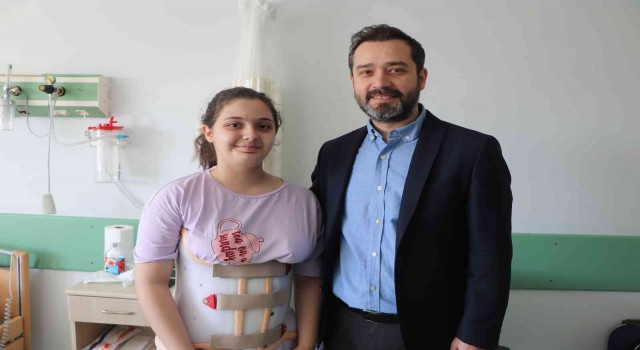 12 yaşındaki çocuk, skolyozdan devlet hastanesinde kurtuldu