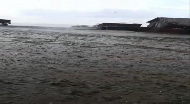 15 dakika yağan dolu ve yağmur sele neden oldu