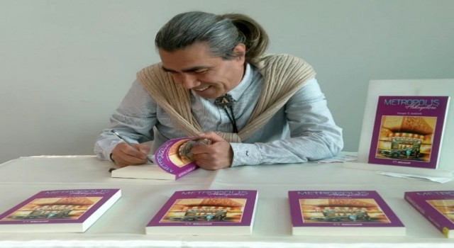 16 saatlik metro yolculuğunu kitapla taçlandırdı