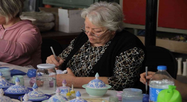 20 yıl önce Kapadokyada gördüğü çini sanatını yaşatmaya çalışıyor