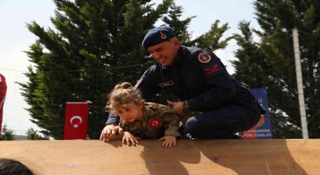 23 Nisan çocukları komando parkurunda ter döktü