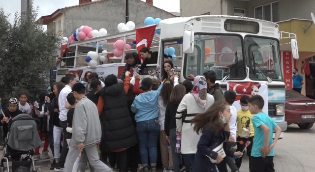23 Nisana özel üstü açık otobüsle eğlence
