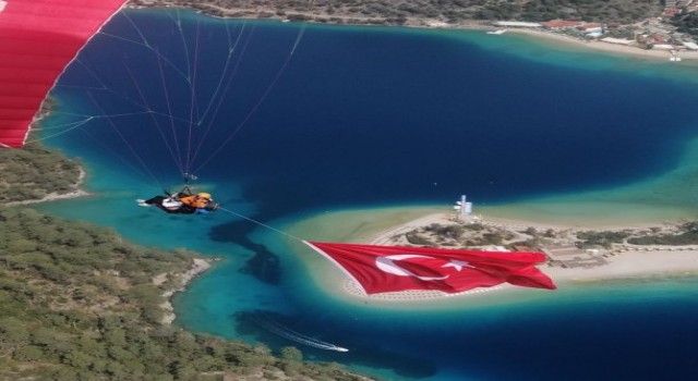 23 Nisanda 1200 metre yükseklikte Türk bayrağı açtılar