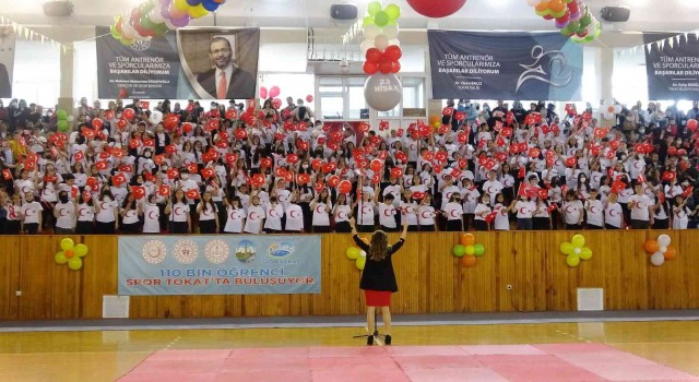 23 Nisanda 200 öğrenciden oluşan koro alkış topladı