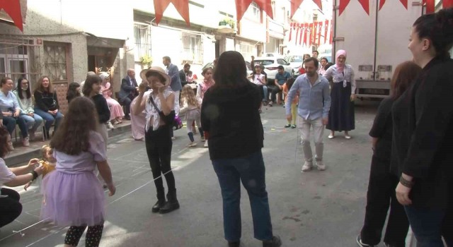 23 Nisanda yüzlerce çocuk eski oyunlarla eğlendi