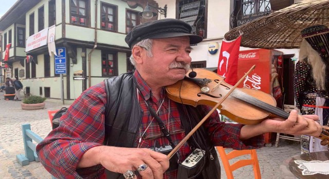23 Nisanı Atatürkün sevdiği şarkılarla kutladı
