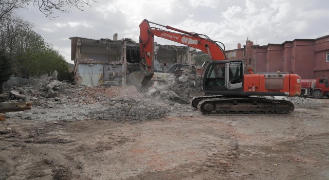 30 Ağustos İlkokulunun yıkımı başladı