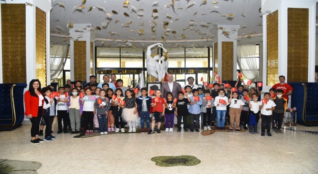 35 köy okulu öğrencisi 5 yıldızlı otelde 23 Nisanı kutladı