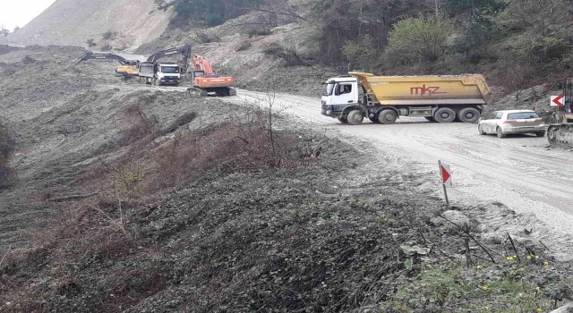 4 gündür kapalı olan Kastamonu-Çatalzeytin karayolunda çalışmalar sürüyor