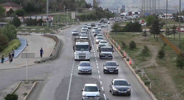 43 ilin geçiş güzergahında trafik yoğunluğu: Tatilciler yollara akın etti
