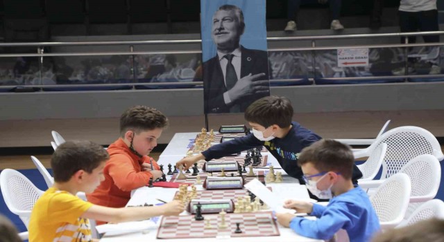 450 satranç tutkunu çocuk kıyasıya mücadele etti