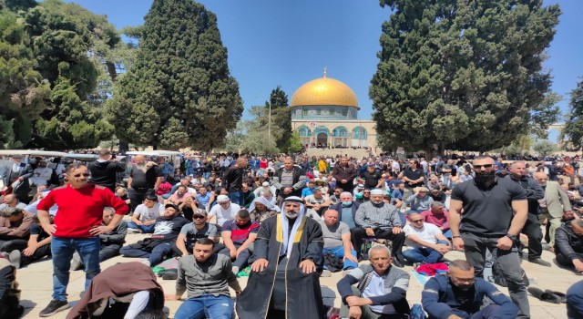 50 bin Müslüman İsrail saldırılarının gölgesinde Mescid-i Aksada Cuma namazı kıldı