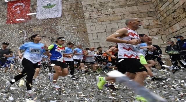 62lik atlet yarı maratona damga vurdu