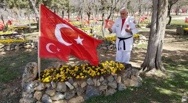 65 yaşındaki judocu, Cabarda şehit edilen 83 kişi için yürüdü