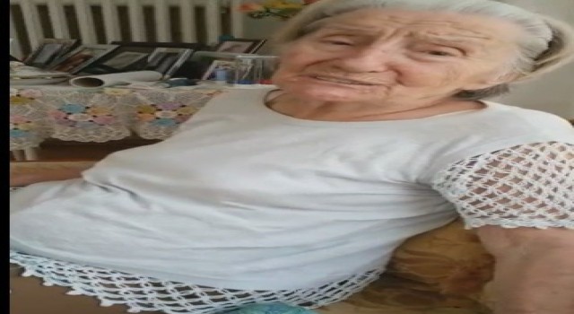 79 yıl önce yazdığı şiirini gözyaşları içerisinde okudu