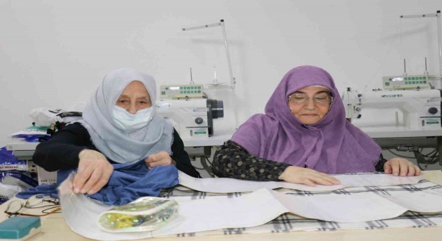 80ine merdiven dayayan Şaheste Teyze dikiş nakış öğreniyor