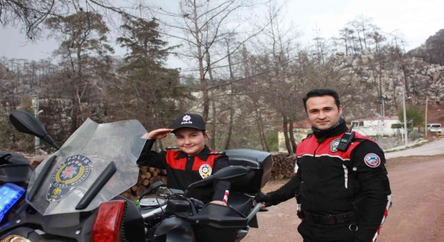 9 yaşındaki Yağmurun polis olma hayalini gerçekleştirdiler