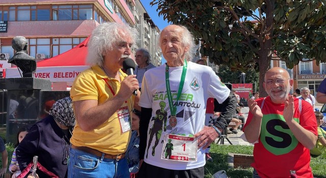 94lük milli atlet, adına düzenlenen yarı maratonda koştu