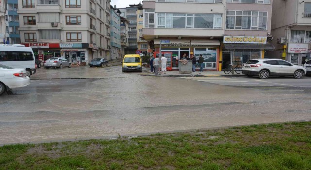 Açık unutulan şebeke borusu caddeyi göle çevirdi
