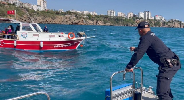 Açıldıkları tekne ile falezlere çarpmak üzere olan 9 kişinin imdadına deniz polisi yetişti