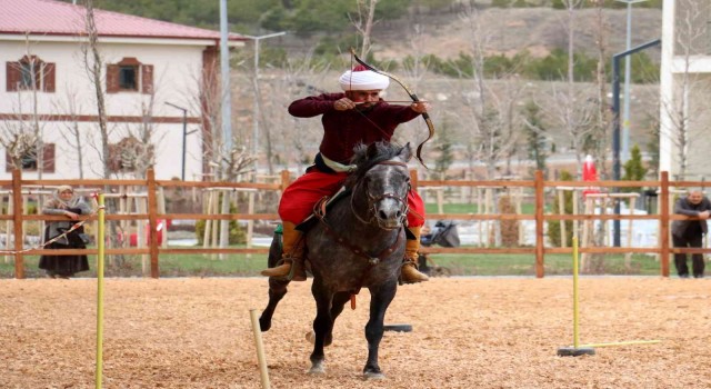Açılışa gün sayan Hamidiye Kültür Bahçesinde atlı okçuluk gösterisi ilgi gördü