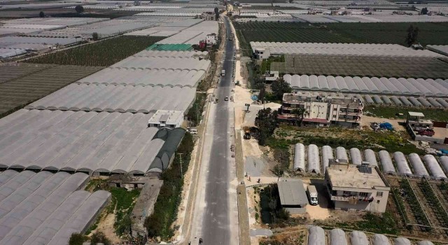 Adanalıoğlunda üreticilerin yolları yenileniyor