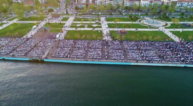 Adım atılacak yer kalmadı: Deniz manzaralı 10 bin kişilik iftar