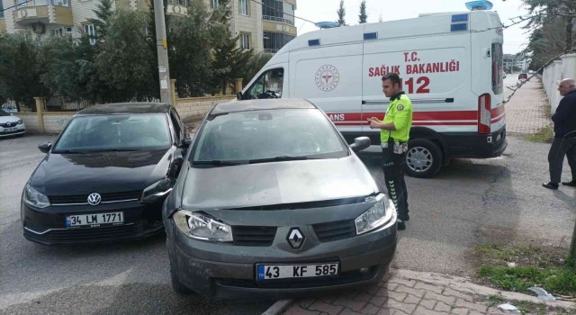 Adıyamanda iki otomobil çarpıştı: 1 yaralı