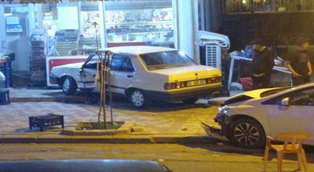 Adıyamanda iki otomobil çarpıştı: 2 yaralı