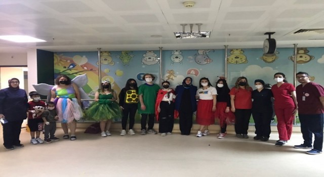 ADÜlü öğrencilerden hastanede tedavi gören çocuklara moral desteği