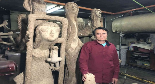 Afgan göçmen çöpten topladığı atıklarla kazan dairesinde heykel yapıyor