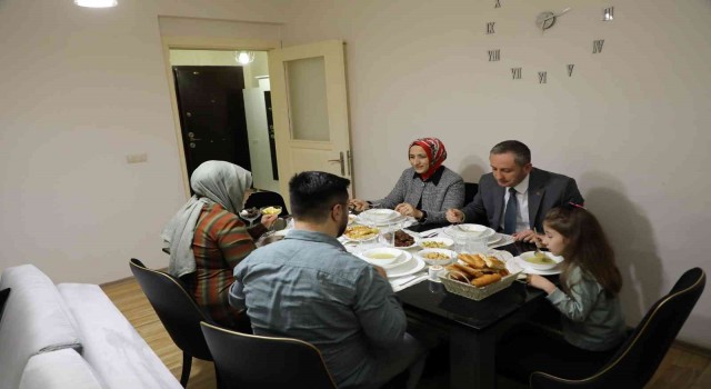 Ağrı Milli Eğitim Müdürü Kökrek, öğretmen Şencan çiftinin iftar sofrasına konuk oldu