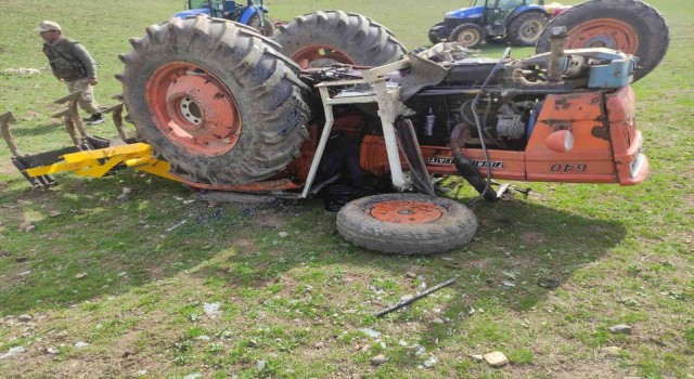 Ağrıda devrilen traktörün altında kalan yaşlı adam hayatını kaybetti