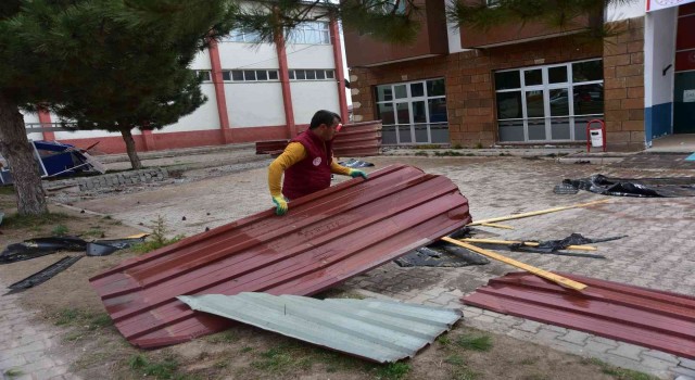 Ahlatta fırtına çatıları uçurdu