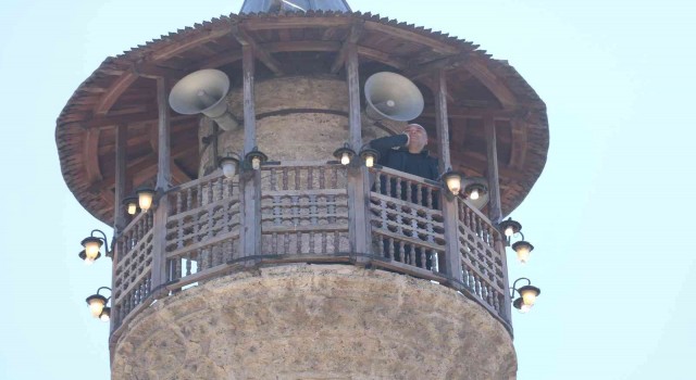 Ahşap şerefeli minarede Ramazan geleneğini sürdürüyor