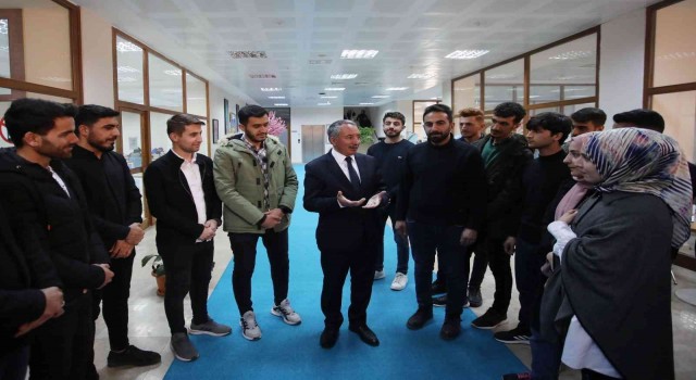 AİÇÜ Rektörü Karabulut, öğrencilere kitap ve satranç takımı hediye etti