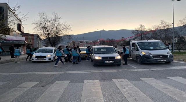 AK Gençler iftara yetişemeyen vatandaşlara kumanya dağıttı