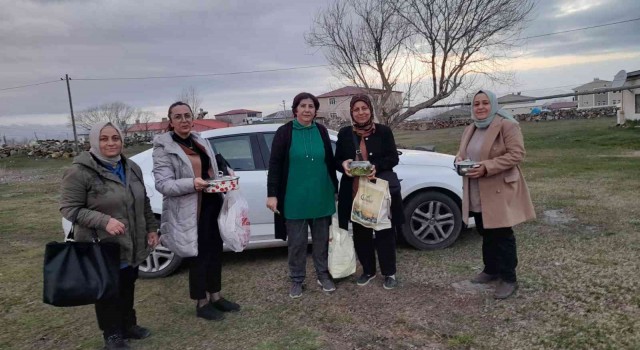 AK kadınlar evlerinde hazırladıkları yemekleri ihtiyaç sahipleriyle paylaşıyor