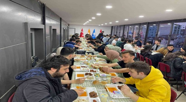 AK Parti 4üncü kez üniversiteli gençlerle iftar yemeğinde bir araya geldi