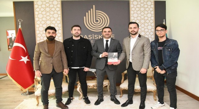AK Partili başkan, CHPli gençleri misafir etti