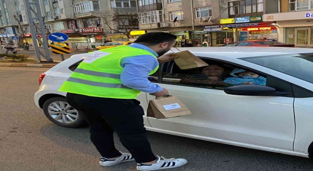 AK Partili gençlerden iftar ikramı